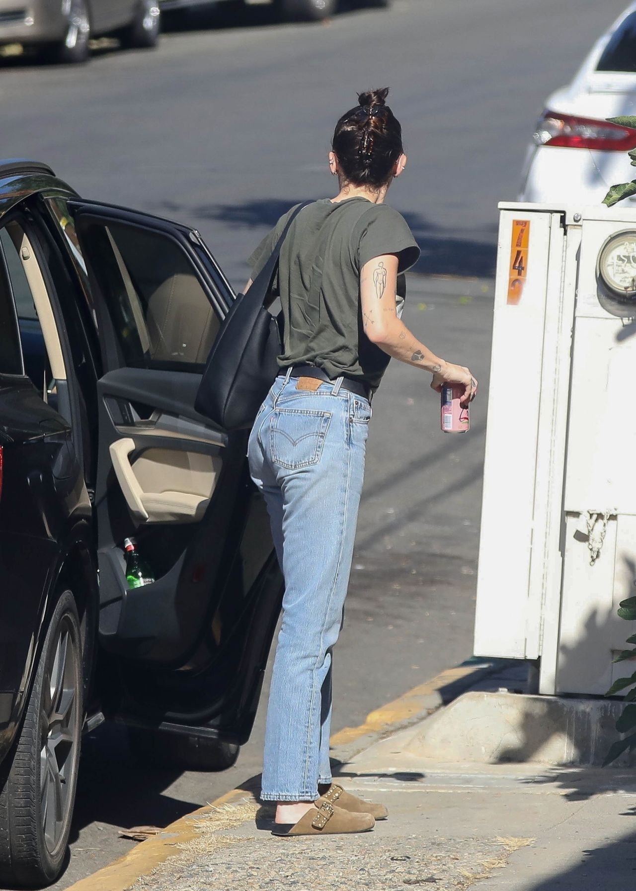 https://celebmafia.com/wp-content/uploads/2023/10/miley-cyrus-goes-shopping-in-highland-park-10-16-2023-1.jpg