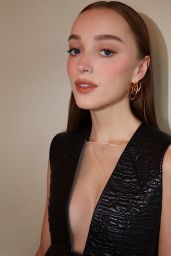 Phoebe Dynevor - Louis Vuitton Fashion Show Portraits October 2023