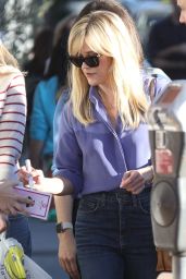 Reese Witherspoon at the Brentwood Country Mart 10/20/2023