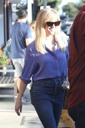 Reese Witherspoon at the Brentwood Country Mart 10/20/2023