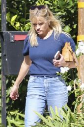 Reese Witherspoon - Heading to a Friend