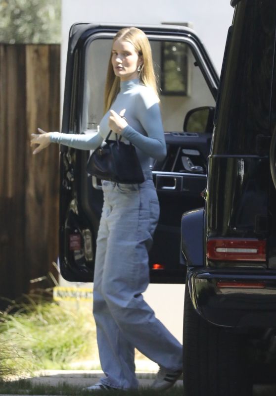 Rosie Huntington-Whiteley - Out in Beverly Hills 10/20/2023