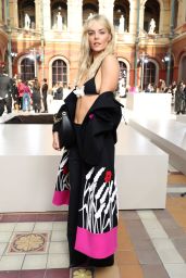 Samara Weaving – Valentino Show at Paris Fashion Week 10/01/2023