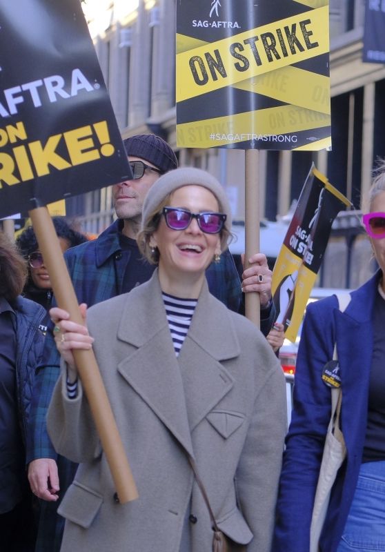 Sarah Paulson and Busy Philipps - Sag-Aftra Picket Line at Netflix in New York 10/23/2023