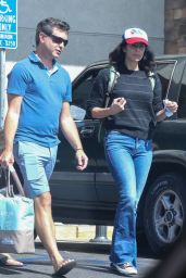 Sarah Silverman Wearing a Sweatshirt and a Pair of Blue Denim Jeans - Grocery Shopping in Los Feliz 10/09/2023