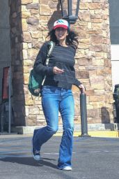 Sarah Silverman Wearing a Sweatshirt and a Pair of Blue Denim Jeans - Grocery Shopping in Los Feliz 10/09/2023