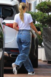 Sofia Richie in a White Tee and Jeans at Neiman Marcus in Beverly Hills 10/09/2023
