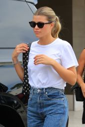 Sofia Richie in a White Tee and Jeans at Neiman Marcus in Beverly Hills 10/09/2023