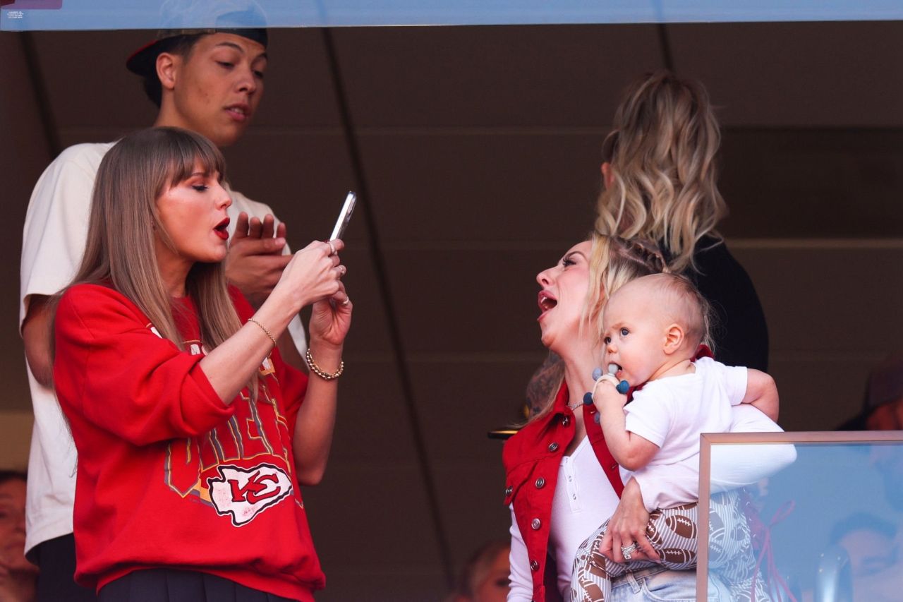 Taylor Swift - Los Angeles Chargers vs. Kansas City Chiefs in Kansas