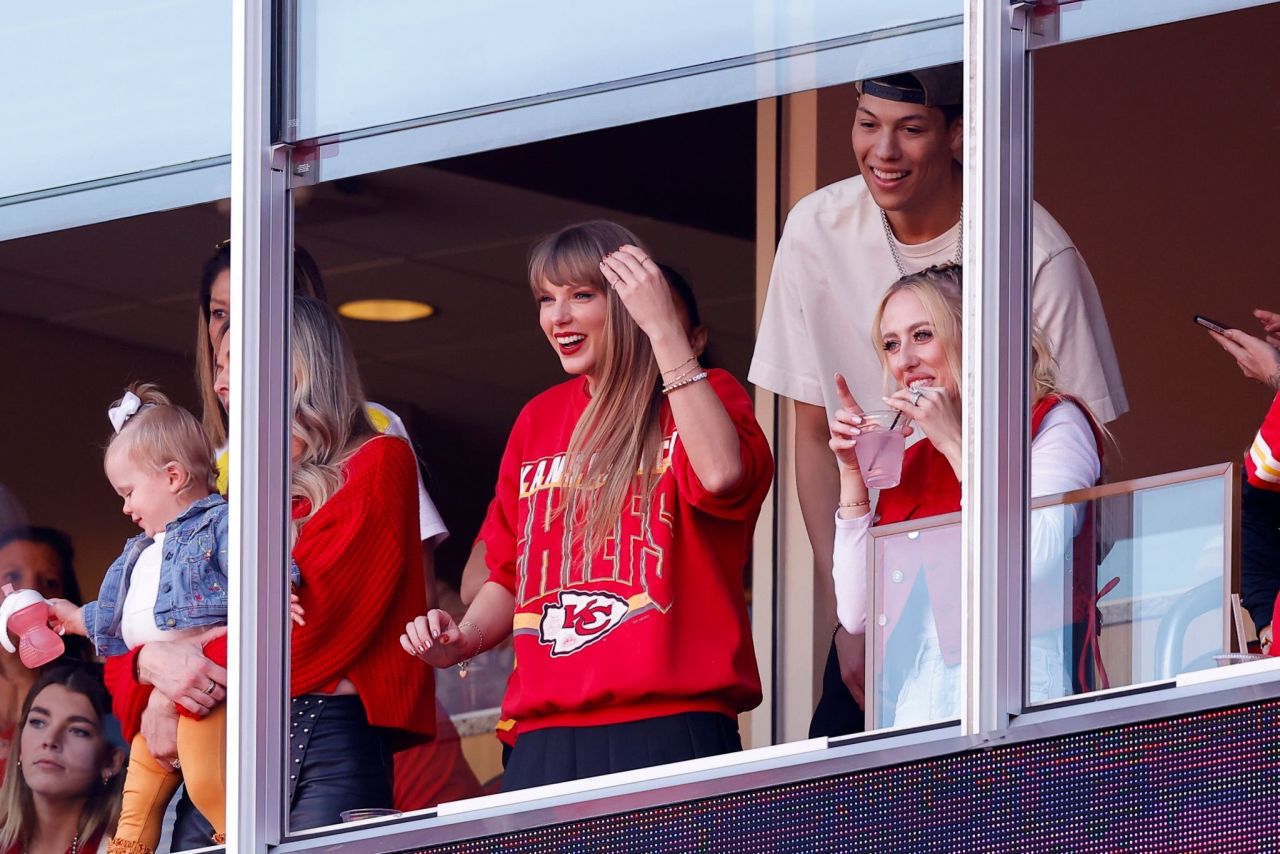 Taylor Swift - Los Angeles Chargers vs. Kansas City Chiefs in Kansas ...