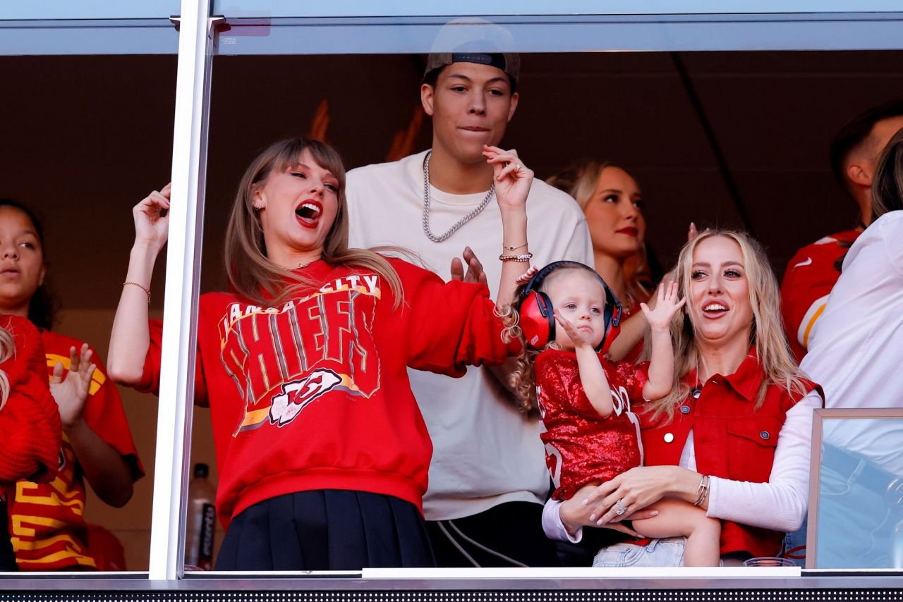 Taylor Swift - Los Angeles Chargers Vs. Kansas City Chiefs In Kansas ...