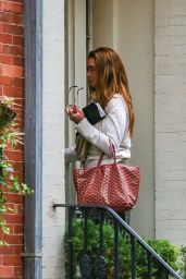 Brooke Shields Showing Her Goyard Artois PM Tote Bag 11/01/2023