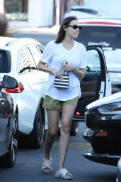 Gal Gadot - Shopping in Los Angeles 11/05/2023