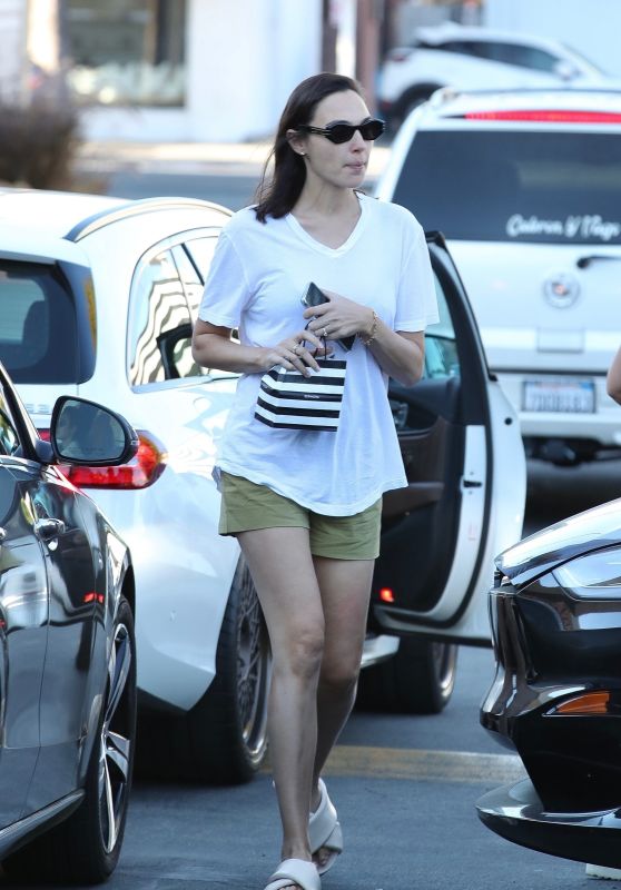Gal Gadot - Shopping in Los Angeles 11/05/2023