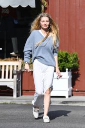 Gia Skova at the Country Mart in Brentwood 11/25/2023