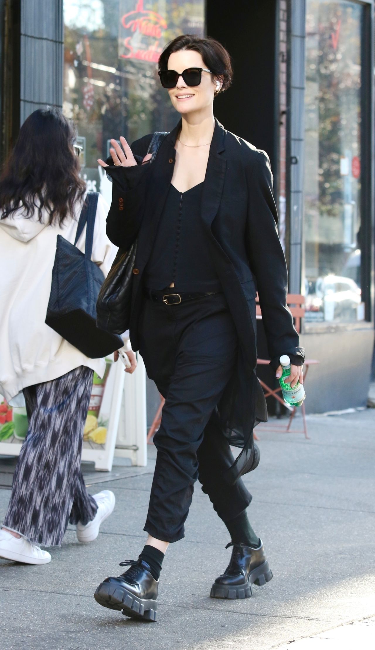 jaimie alexander keeps it comfy in oversized hoodie and leggings while out  for stroll in los angeles-160720_3