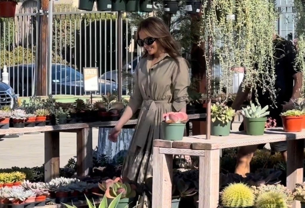 Jennifer Lopez - Plant Shopping at Rolling Greens in Hollywood 11/22