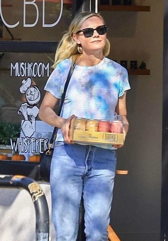 Kirsten Dunst at a Local CBD Store 11/01/2023