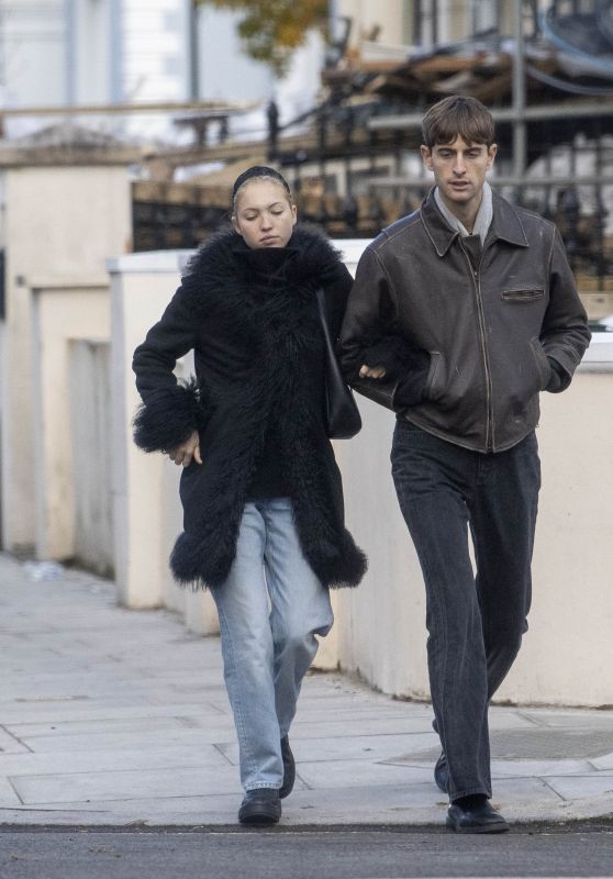 Lila Moss Stroll Around Notting Hill 11/28/2023