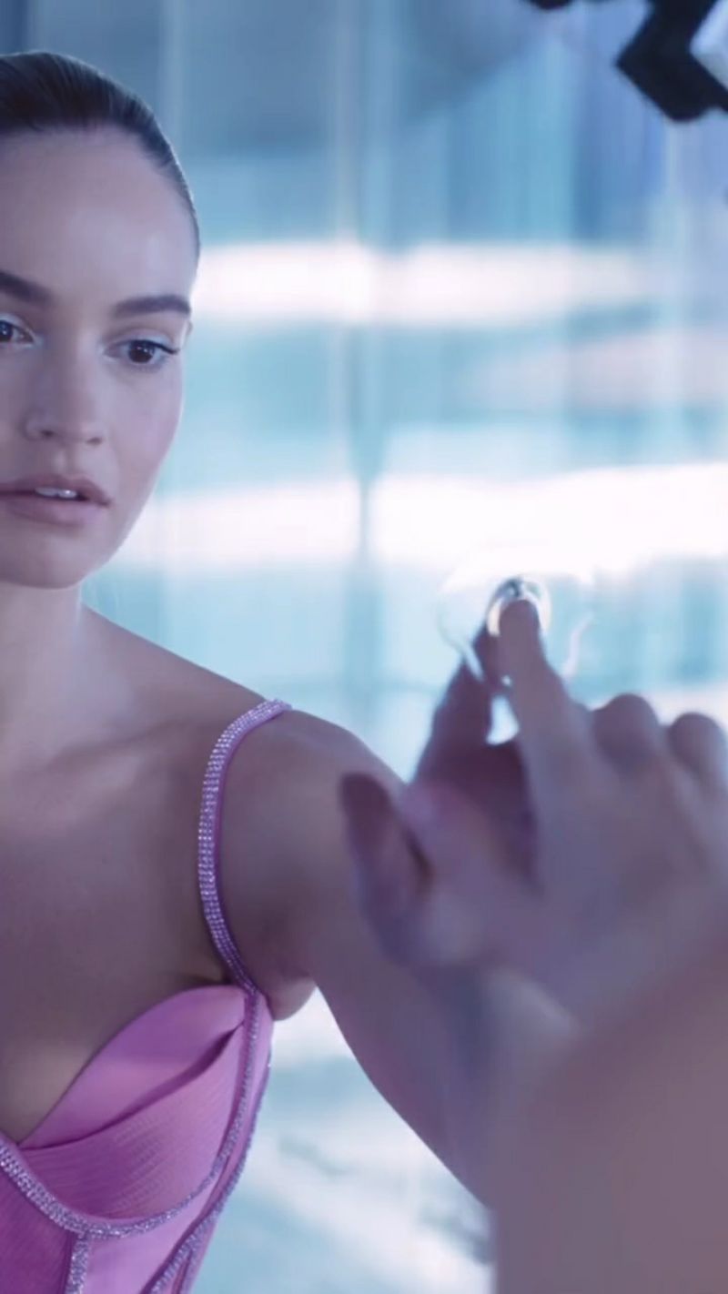 Lily James estrela nova campanha da Versace de lançamento da bolsa
