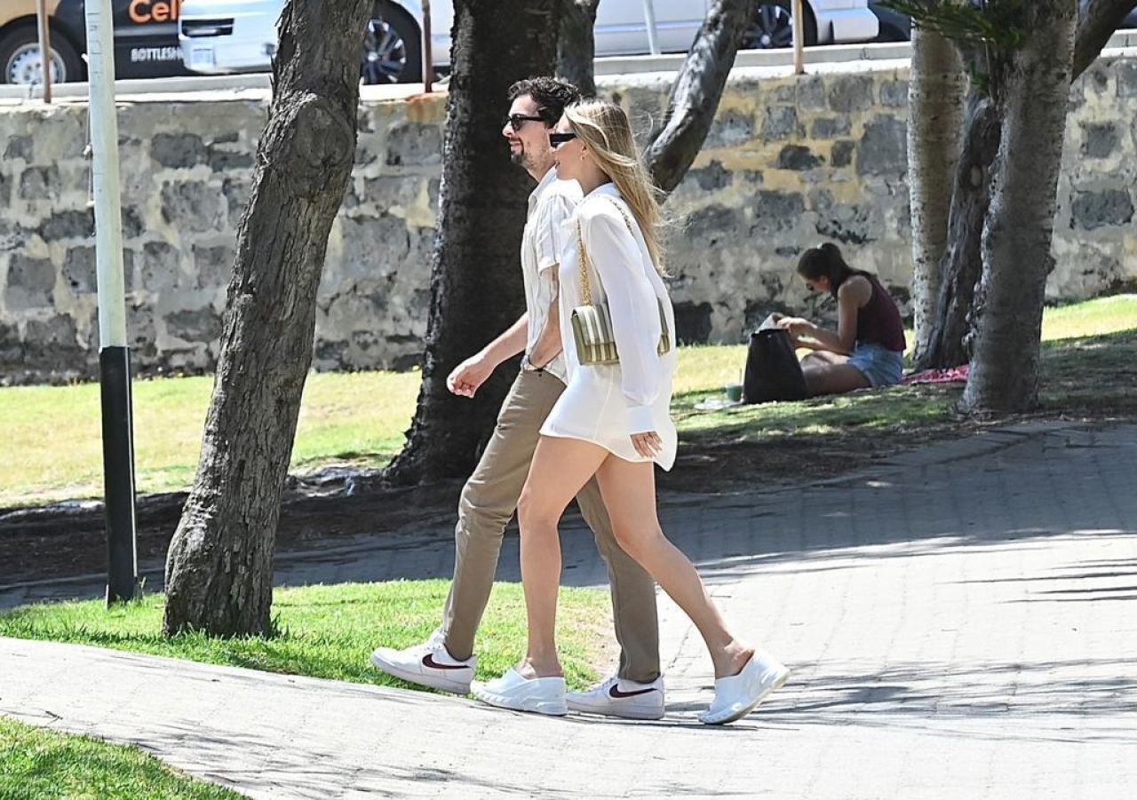 Margot Robbie - Out in Cottesloe Beach in Perth 11/06/2023 • CelebMafia