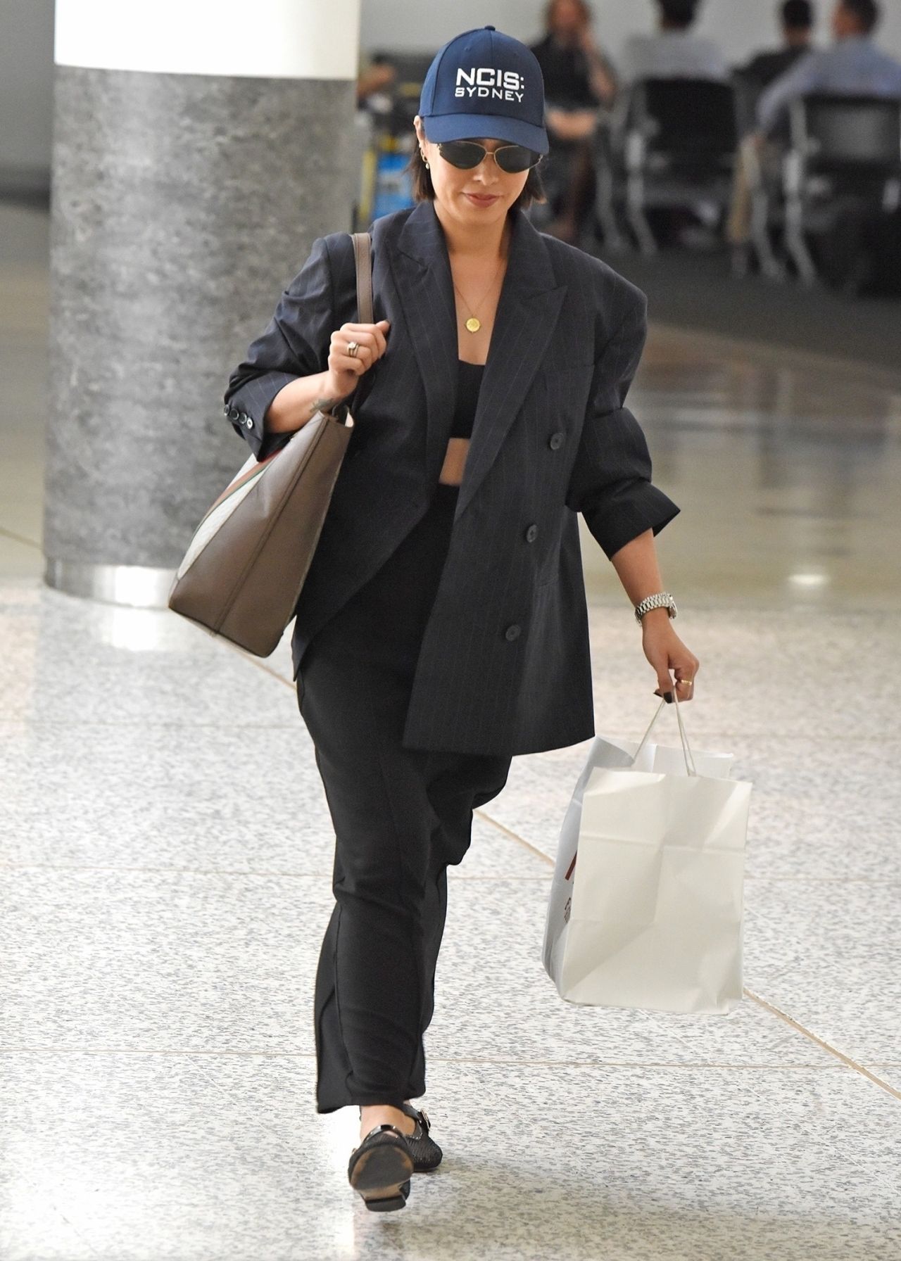 Melissa Leong - Arriving at Melbourne Airport 11/14/2023 • CelebMafia