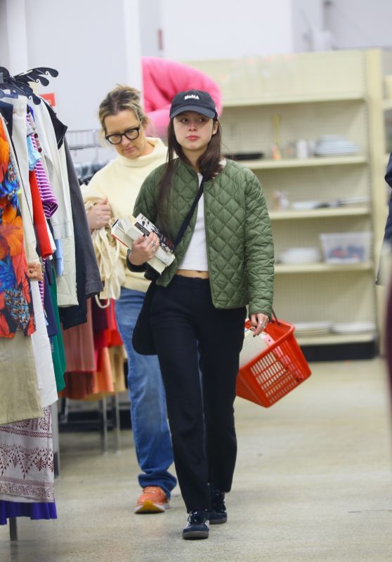 Olivia Rodrigo - Shopping at a Thrift Store in New York 11/10/2023
