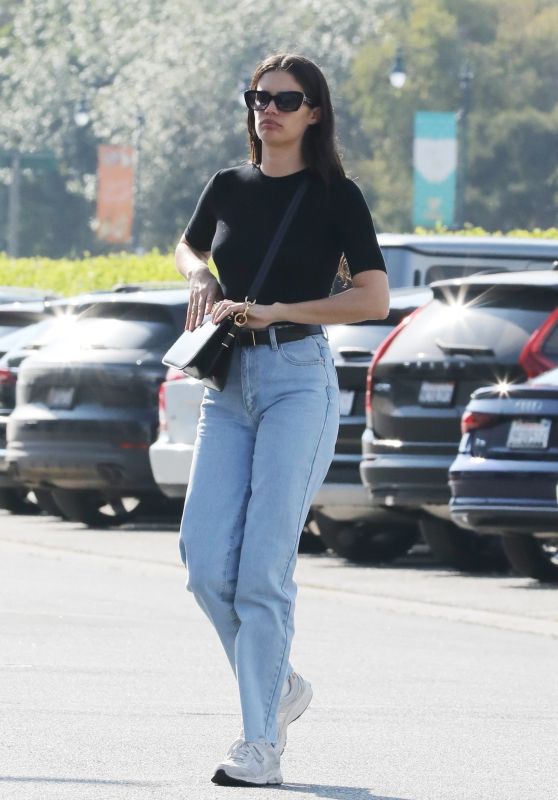 Sara Sampaio - Out in Beverly Hills 11/07/2023