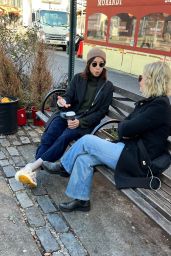 Amy Poehler and Aubrey Plaza on a Park Bench in Manhattan