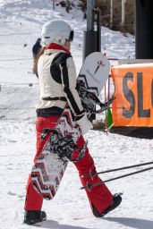 Bethenny Frankel Solo Snowboarding Session - Aspen Mountain 12/23/2023