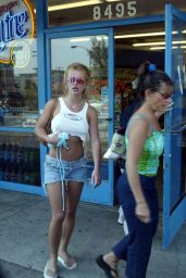 Britney Spears - Out Venice Beach 07/31/2002