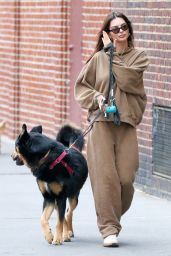 Emily Ratajkowski in Brown Sweats in New York City 12/17/2023