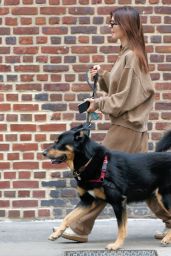 Emily Ratajkowski in Brown Sweats in New York City 12/17/2023