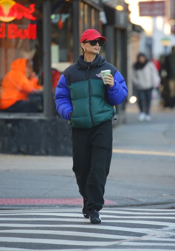 Emily Ratajkowski in Casual Outfit in New York 11/29/2023