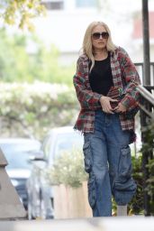Gwen Stefani Out in LA 12/17/2023