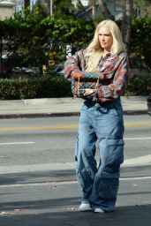 Gwen Stefani Out in LA 12/17/2023