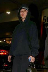 Hailee Steinfeld Make-up Free at LAX in LA 12/19/2023