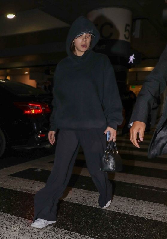 Hailee Steinfeld Make-up Free at LAX in LA 12/19/2023