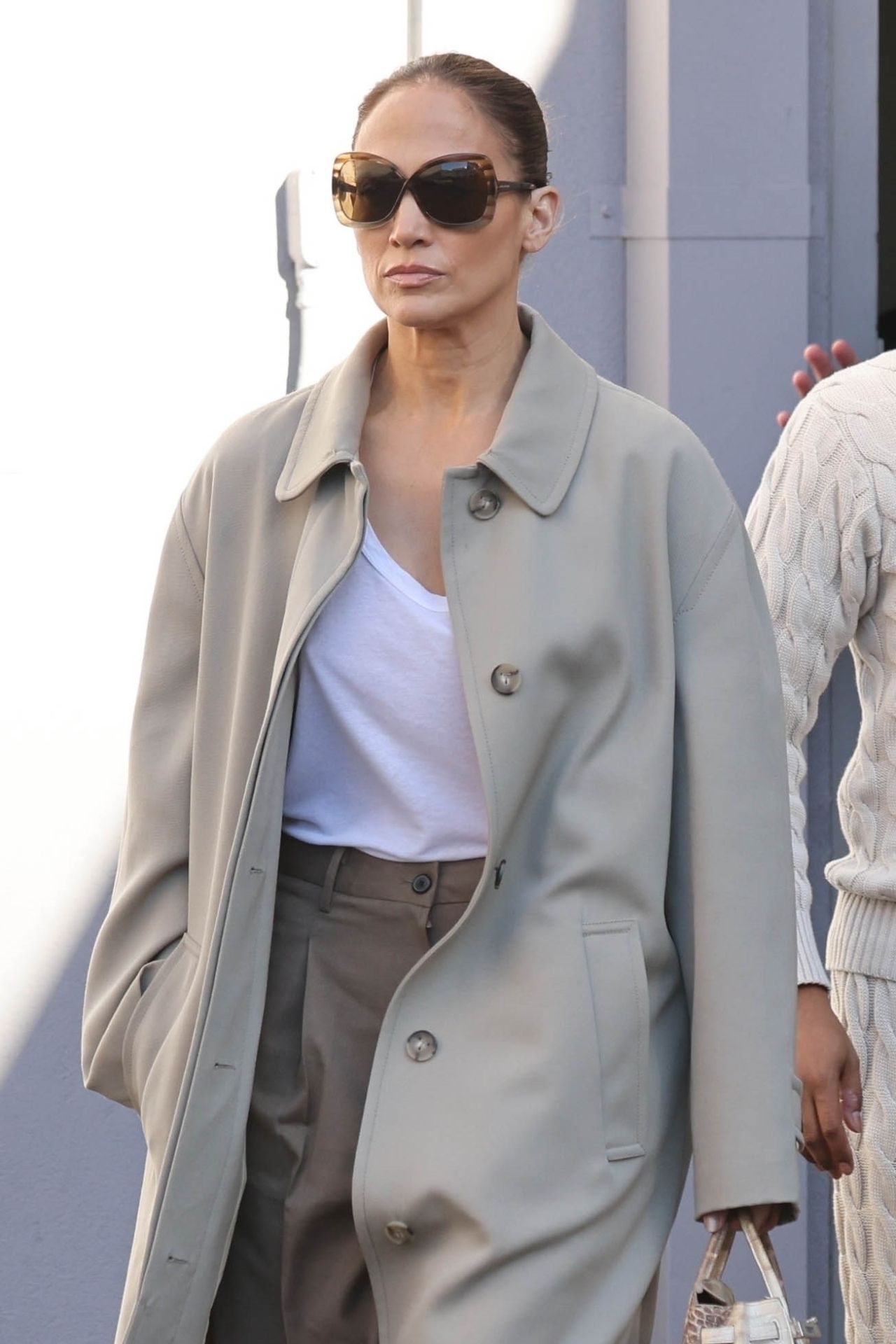Jennifer Lopez in a Beige Trench Coat Christmas Shopping in Los Angeles ...