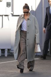 Jennifer Lopez in a Beige Trench Coat Christmas Shopping in Los Angeles 12/16/2023