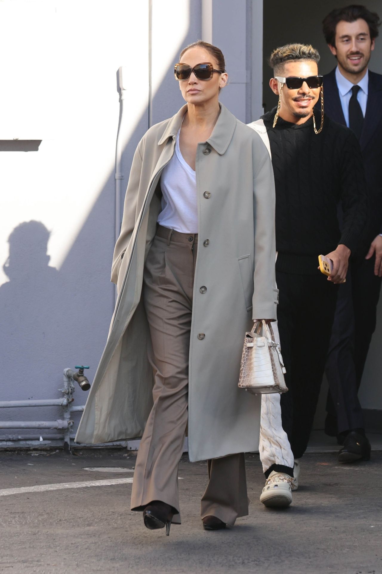 Jennifer Lopez in a Beige Trench Coat Christmas Shopping in Los Angeles ...