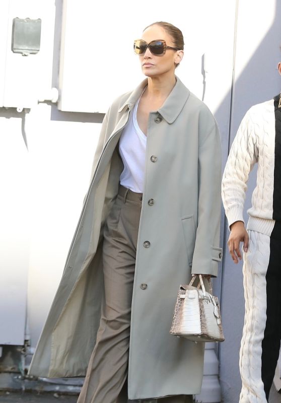 Jennifer Lopez in a Beige Trench Coat Christmas Shopping in Los Angeles 12/16/2023