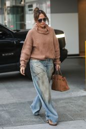 Jennifer Lopez - Last-minute Christmas Shopping in Beverly Hills With her Mother Guadalupe Rodríguez 12/23/2023