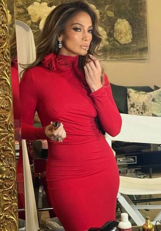Jennifer Lopez Outfit 12/19/2023