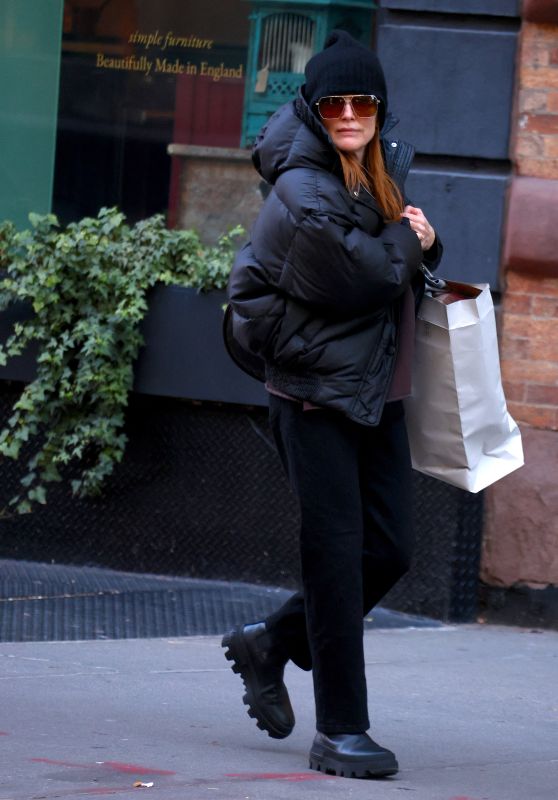 Julianne Moore - Shopping in Soho, New York 12/20/2023