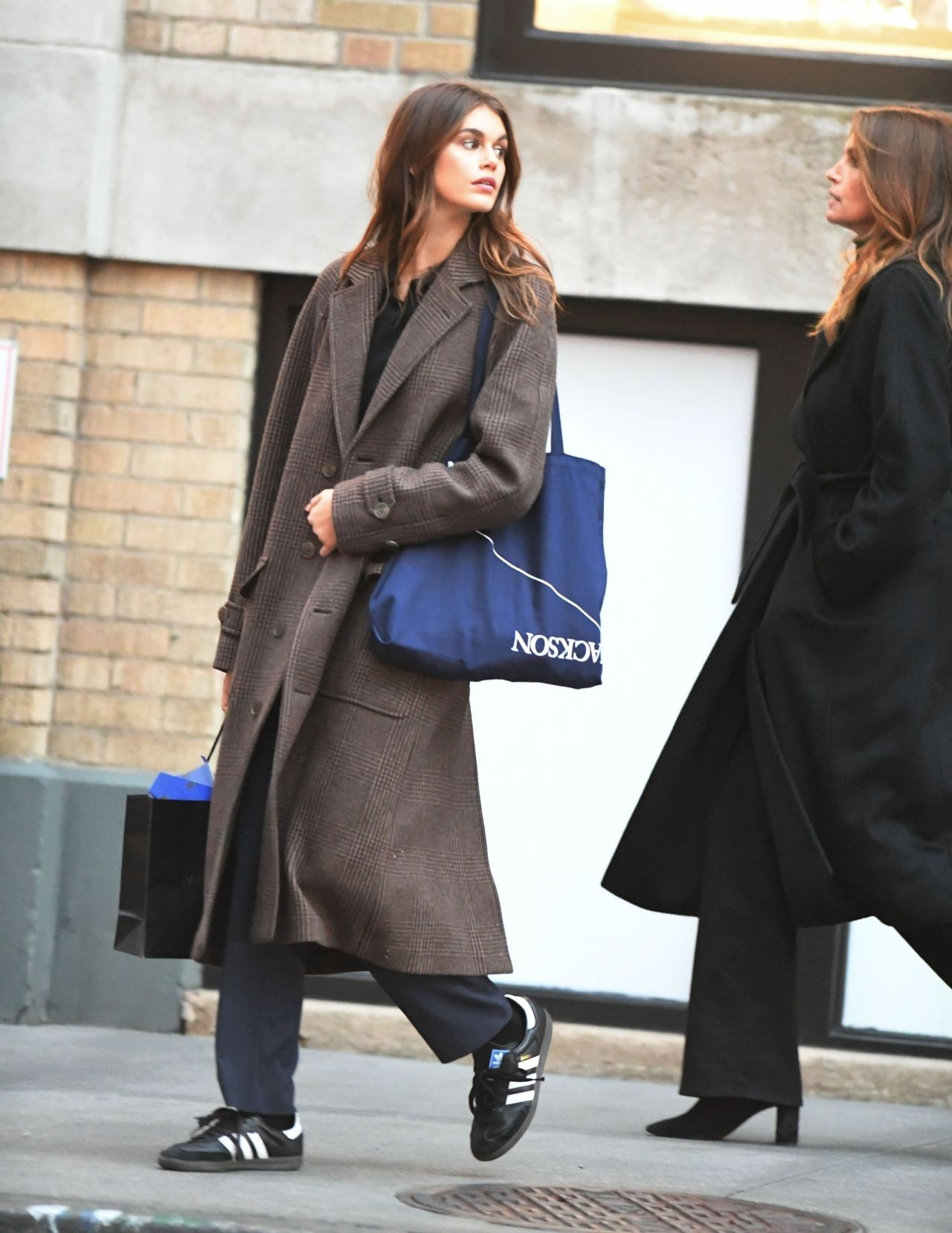 Kaia Gerber and Cindy Crawford Shopping Spree in Soho 12/12/2023 ...