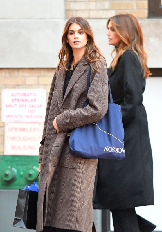 Kaia Gerber and Cindy Crawford Shopping Spree in Soho 12/12/2023