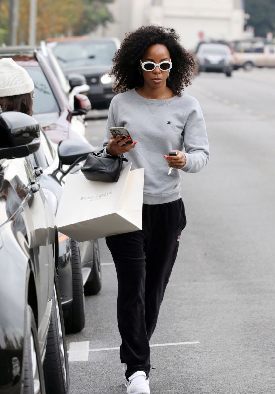 Kelly Rowland Exits a Salon in Los Angeles 12/19/2023