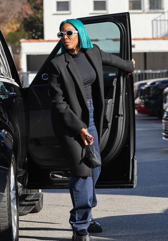 Kelly Rowland Shows Off Her New Blue Hair Color - Shopping Spree in Beverly Hills 12/13/2023