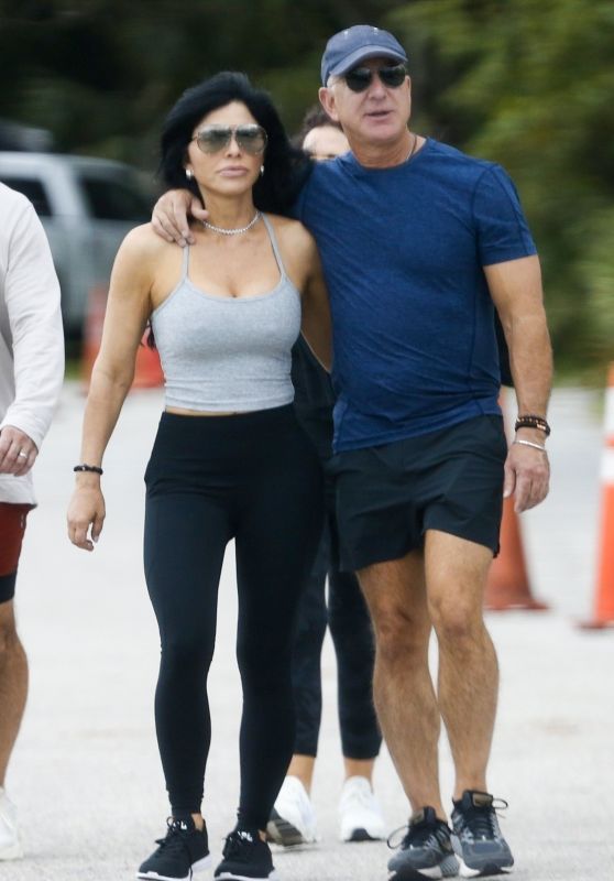 Lauren Sanchez and Jeff Besoz Walk in the Park on Christmas Eve in Miami 12/24/2023